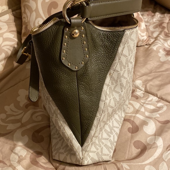 Authentic! Michael Kors Purse! - Picture 4 of 15